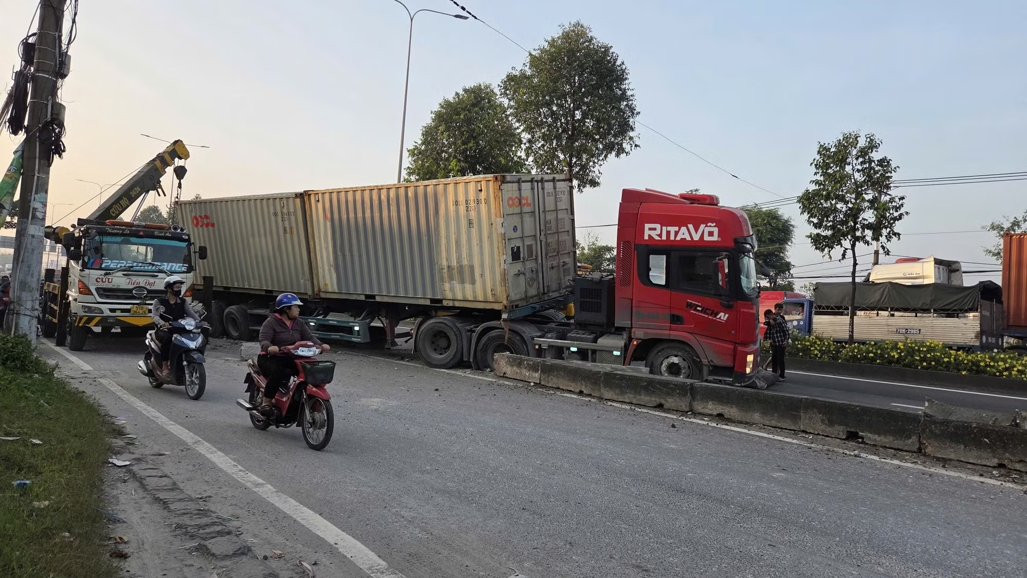 Xe đầu kéo container tông hàng loạt dải phân cách ở cửa ngõ TP.HCM