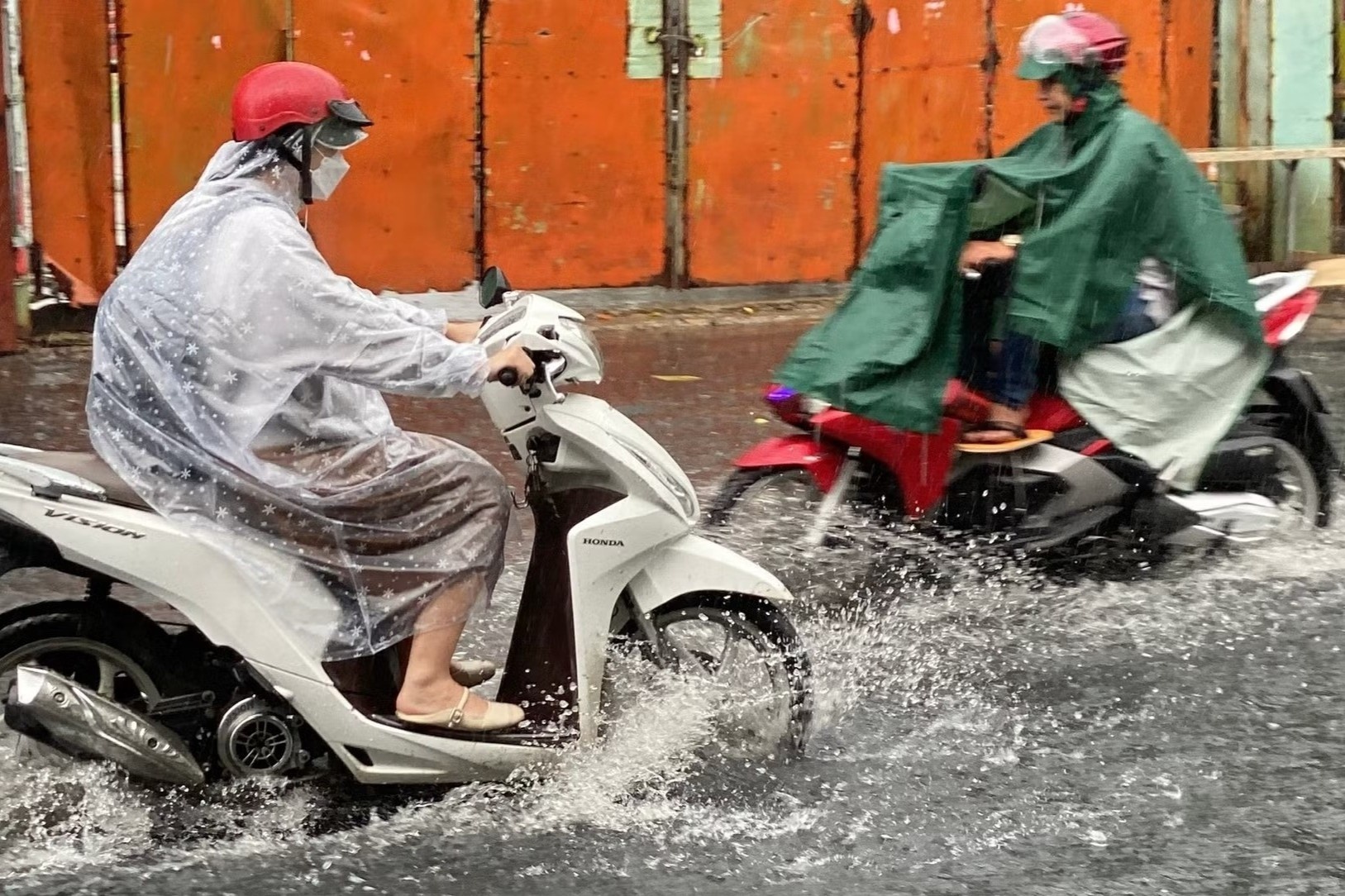 Mưa dông ập xuống, nhiều tuyến đường TP.HCM lại biến thành sông