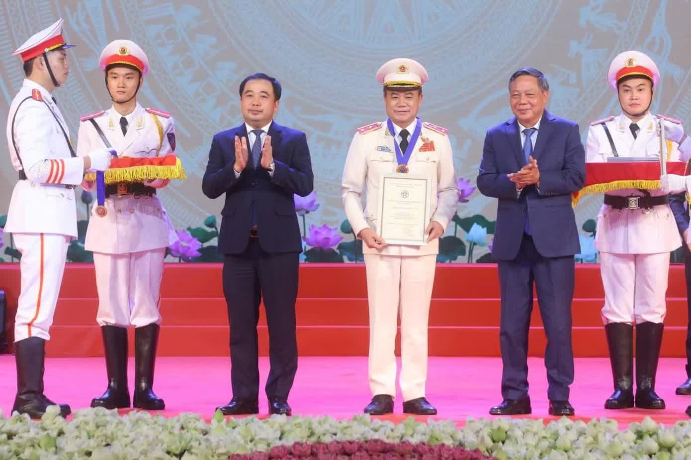 Gi&aacute;m đốc,  C&ocirc;ng an H&agrave; Nội ảnh 1