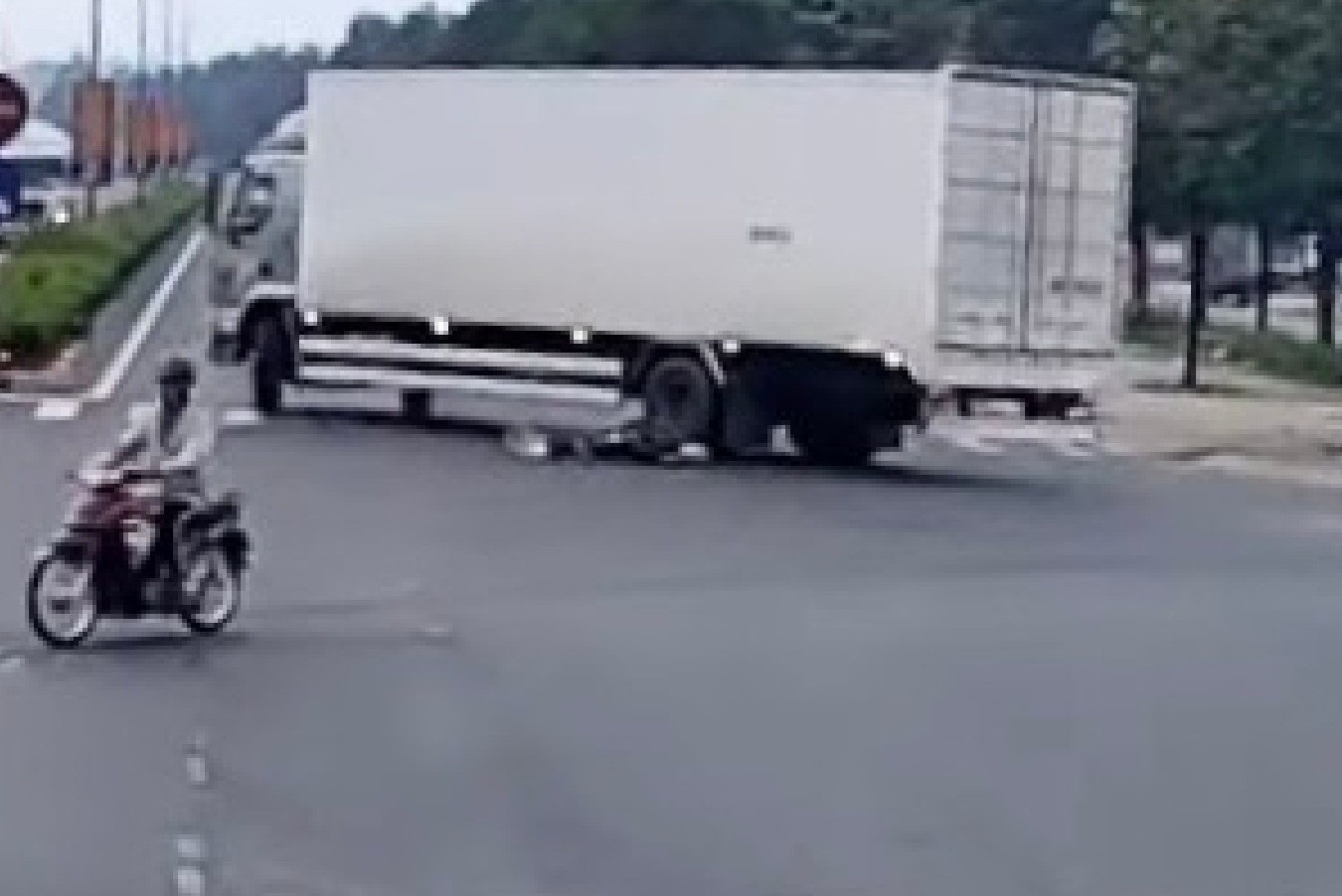 Tài xế ôtô tải gây tai nạn, kéo nạn nhân khỏi gầm xe rồi bỏ chạy