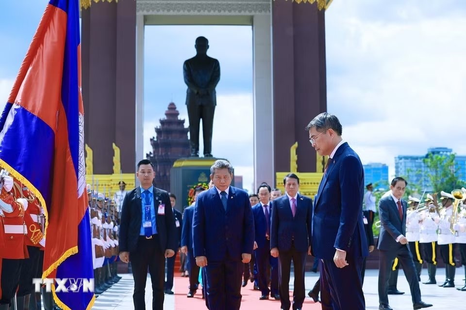 Thủ tướng đặt hoa tại Đài tưởng niệm cố Quốc vương Campuchia Norodom Sihanouk