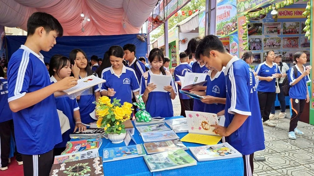 Lan tỏa văn hóa đọc tại Lễ kỷ niệm ngày Anh hùng Mai Thị Nương hy sinh