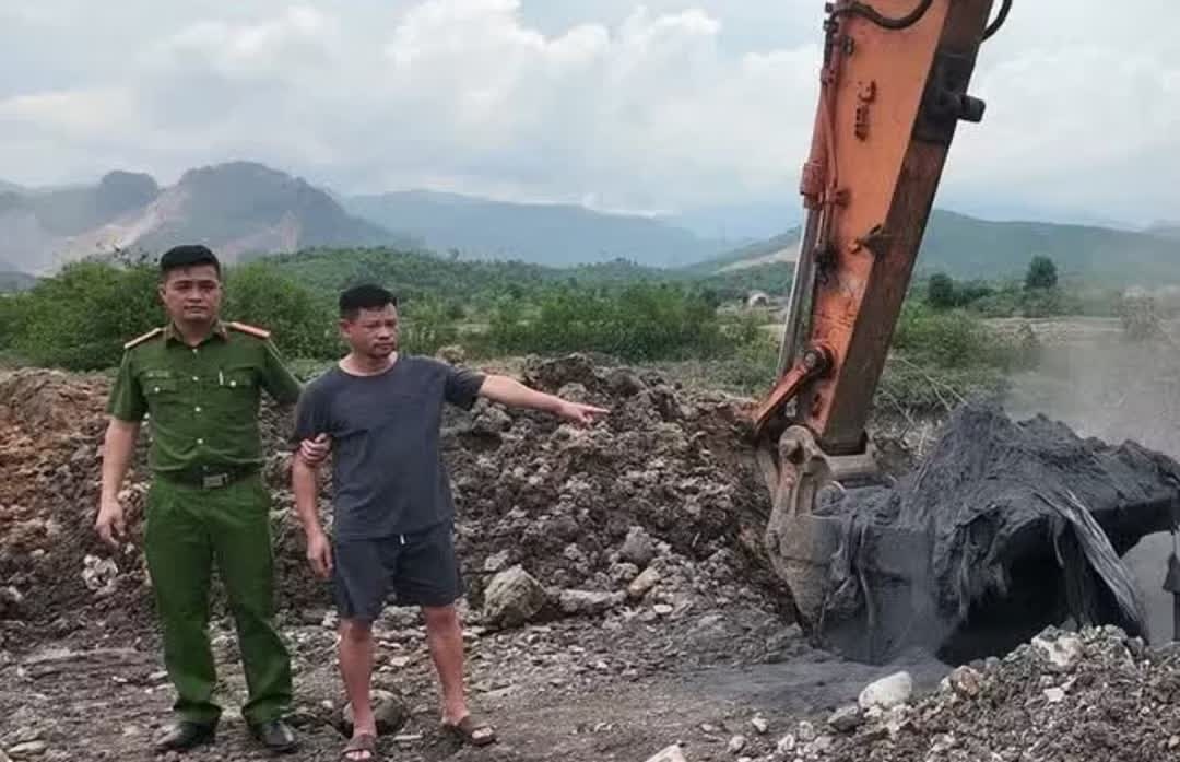 Lật tẩy chiêu trò chôn lấp trái phép hàng trăm tấn chất thải