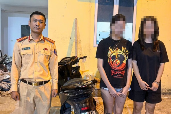 Danh tính 2 thiếu nữ đầu trần phóng nhanh, đánh võng trên đường Mễ Trì