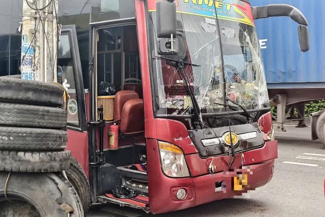Xe giường nằm chở 20 khách tông liên hoàn 4 ôtô trước chợ Thủ Đức