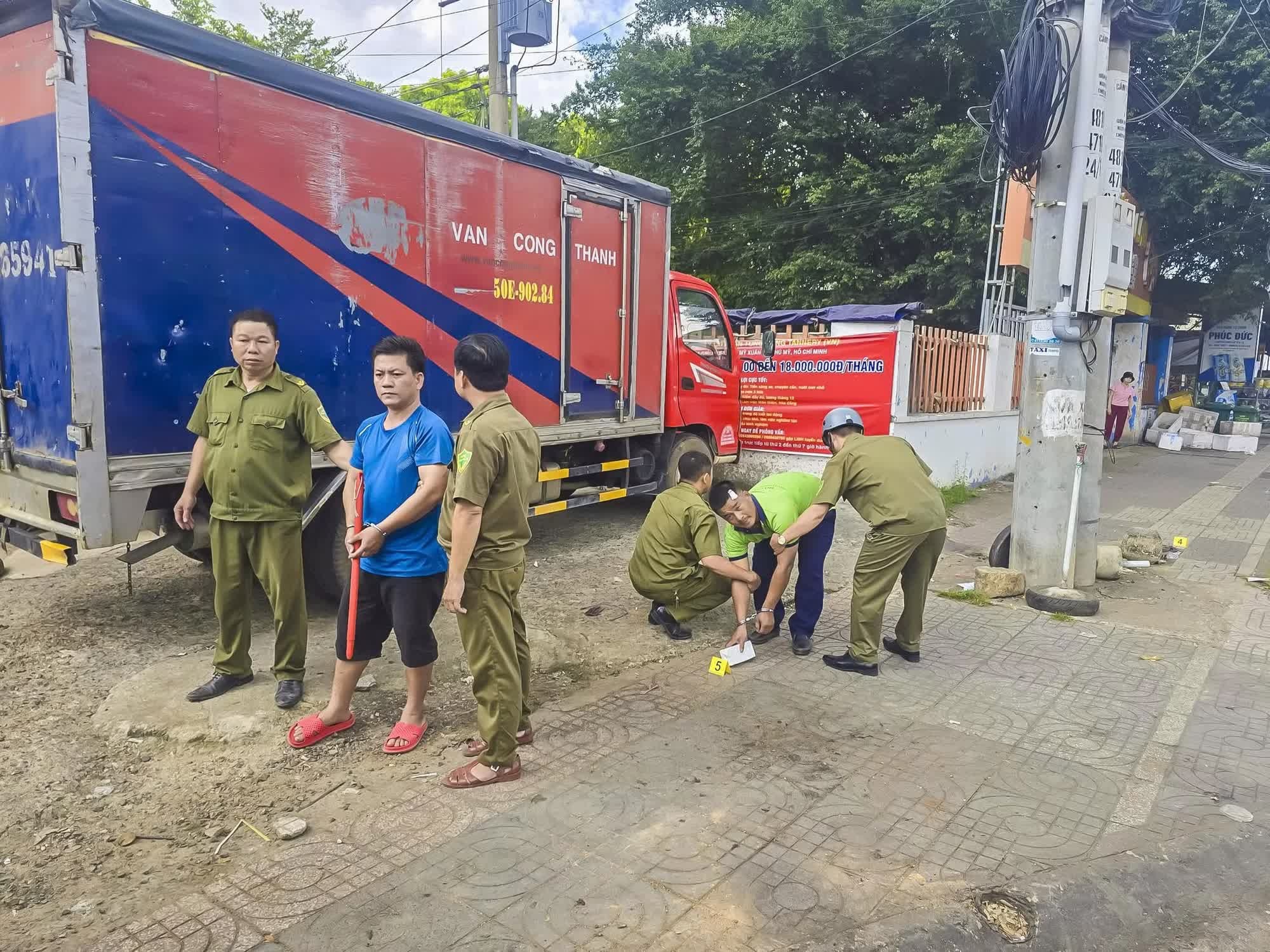 Bắt giữ khẩn cấp,  2 t&agrave;i xế,  xe đầu k&eacute;o ảnh 5