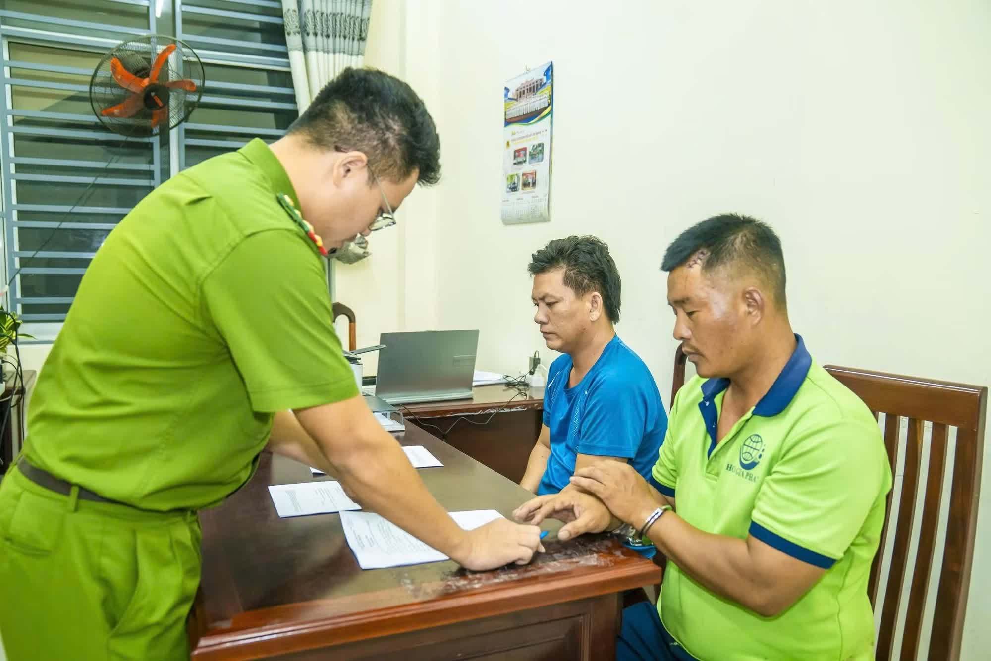 Bắt giữ khẩn cấp,  2 t&agrave;i xế,  xe đầu k&eacute;o ảnh 2