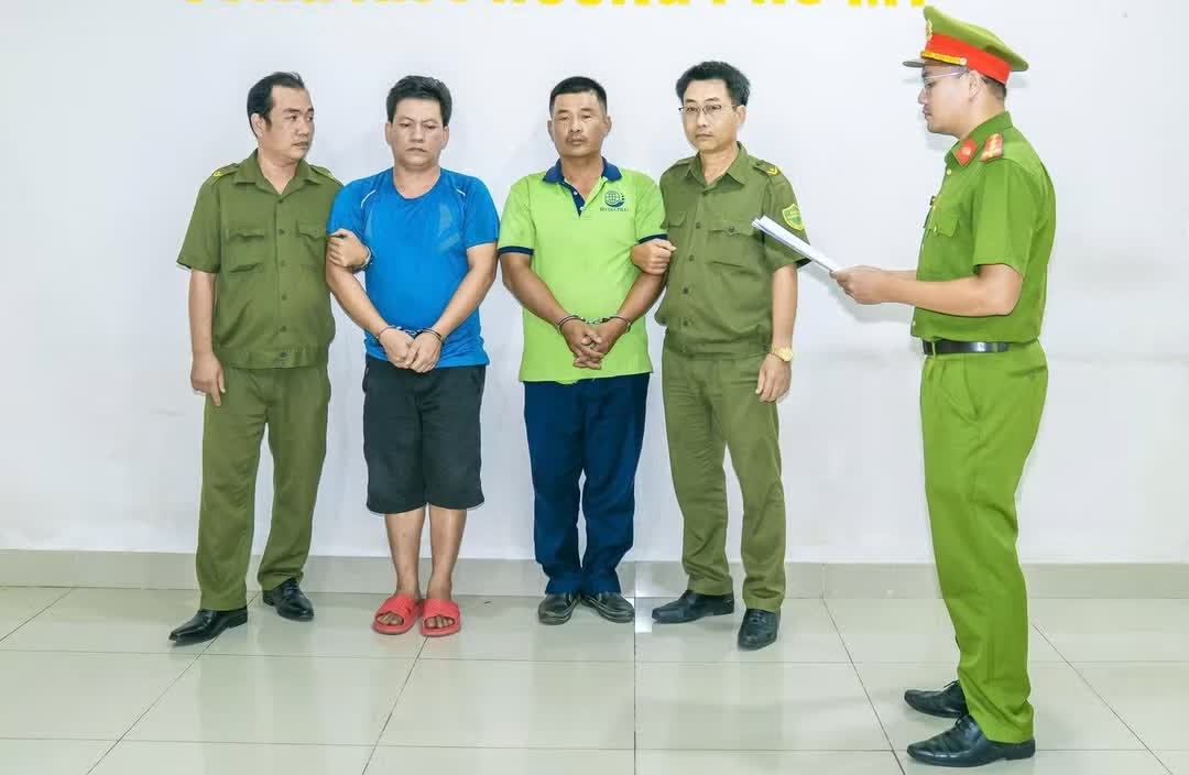 Bắt giữ khẩn cấp,  2 t&agrave;i xế,  xe đầu k&eacute;o ảnh 1