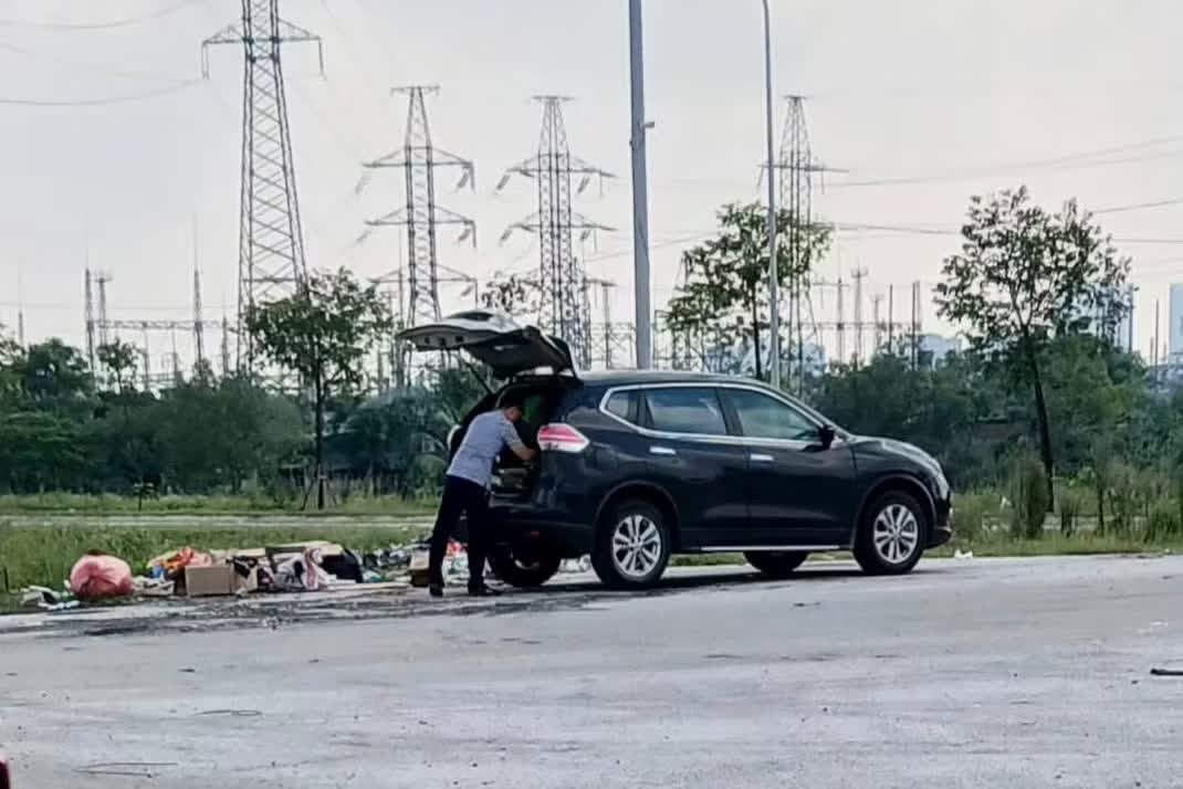 l&aacute;i &ocirc;t&ocirc;,  vứt r&aacute;c b&ecirc;n đường ảnh 2