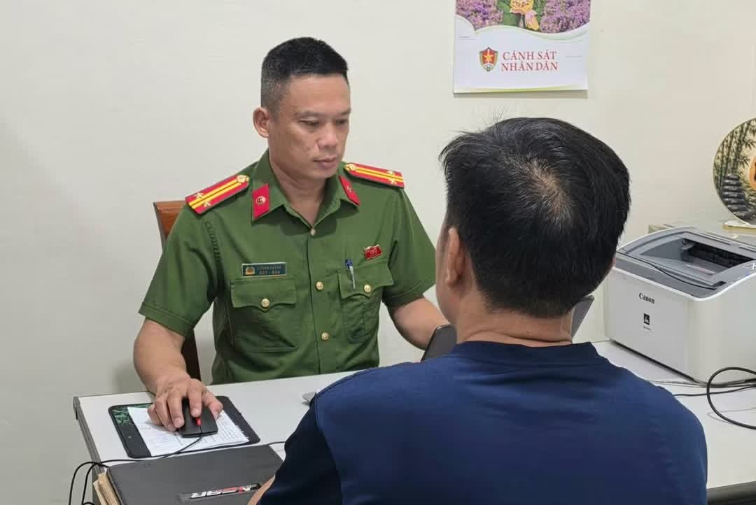 Công an làm việc với người đàn ông lái ôtô vứt rác bên đường gây phẫn nộ