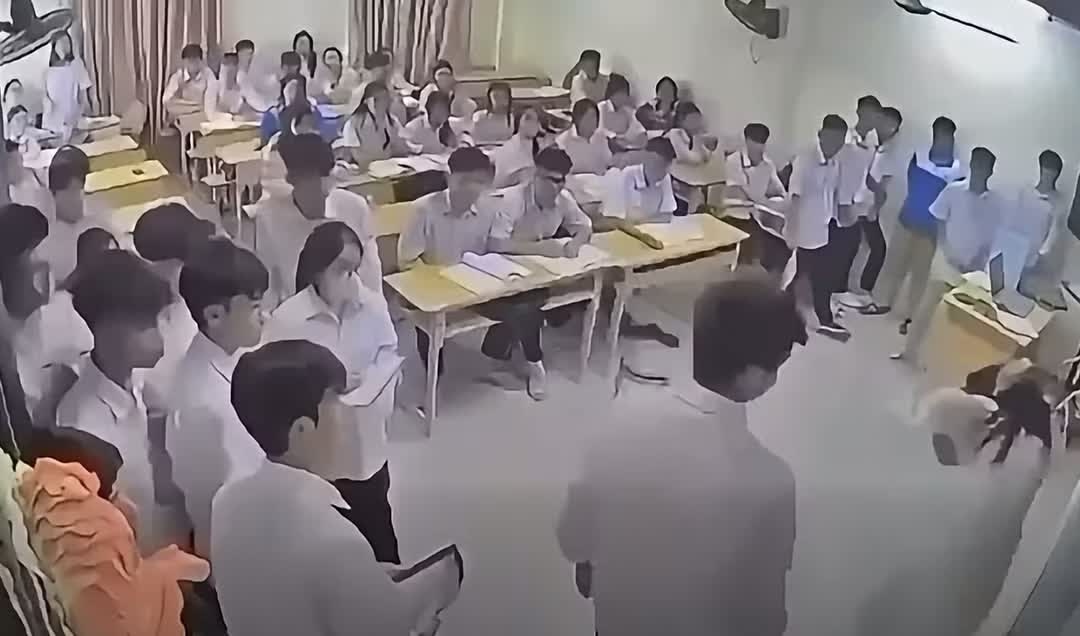 Khởi tố, tạm giam nam sinh đánh cô giáo gãy mũi ở Hà Nội