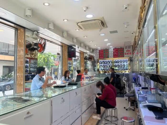 Phát hiện trang sức nghi giả mạo nhãn hiệu Chanel trên thương mại điện tử