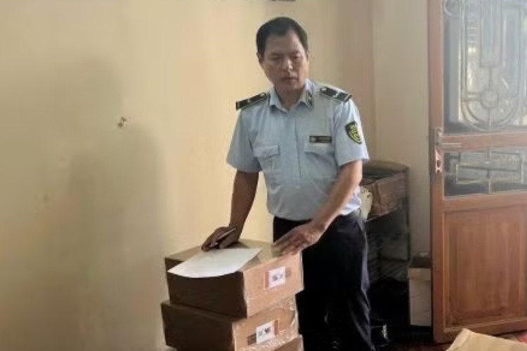 Tạm giữ gần 2.900 túi xách có dấu hiệu giả mạo nhãn hiệu nổi tiếng