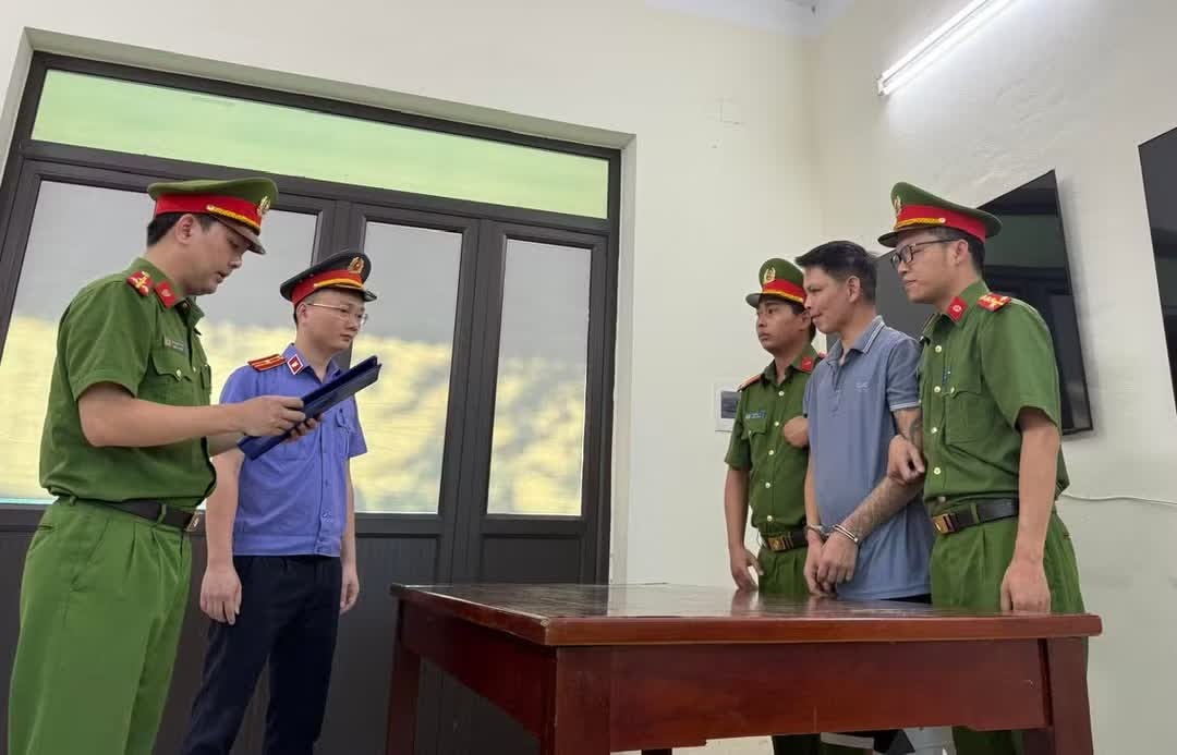 h&agrave;nh hạ con g&aacute;i ảnh 1