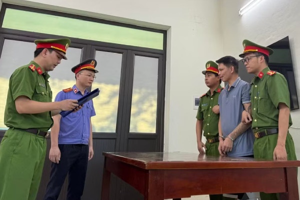 Bắt tạm giam người cha nhiều lần hành hạ 2 con gái