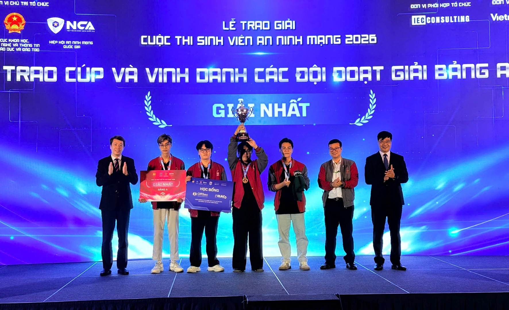 Xây dựng môi trường sống an toàn hơn trên không gian mạng