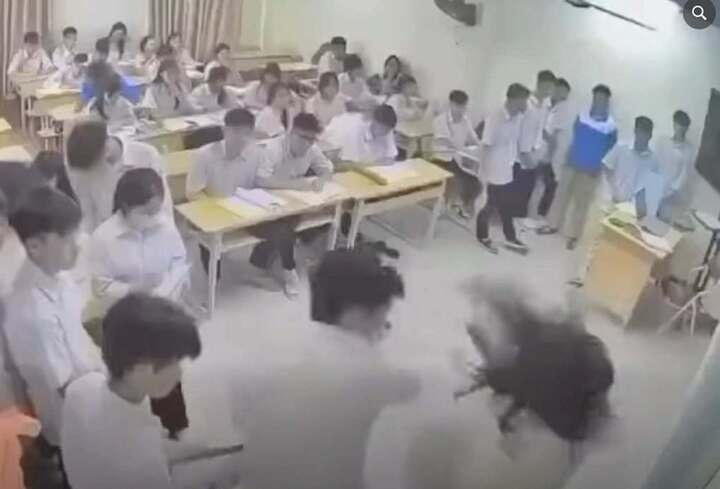 Bắt khẩn cấp nam sinh hành hung cô giáo ngay trên bục giảng