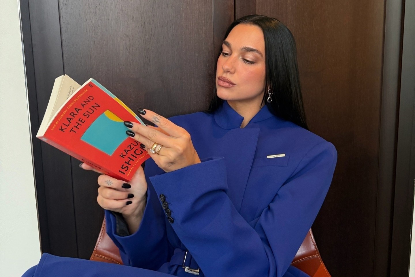 Dua Lipa bắt tay Google Maps vẽ bản đồ các tiệm sách đáng đi nhất