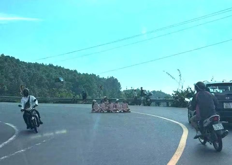 Xác minh nhóm người ngồi giữa khúc cua đường đèo Hải Vân chụp ảnh
