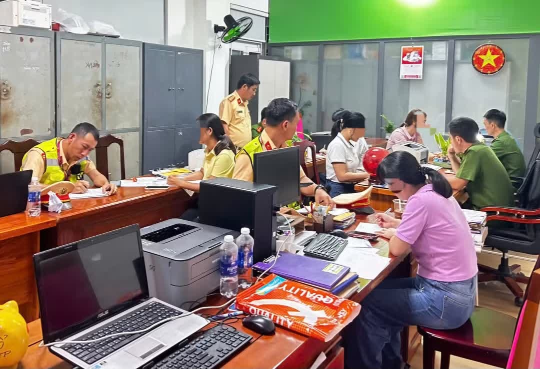 Xử phạt 6 phụ nữ ngồi giữa khúc cua đường đèo Hải Vân chụp ảnh