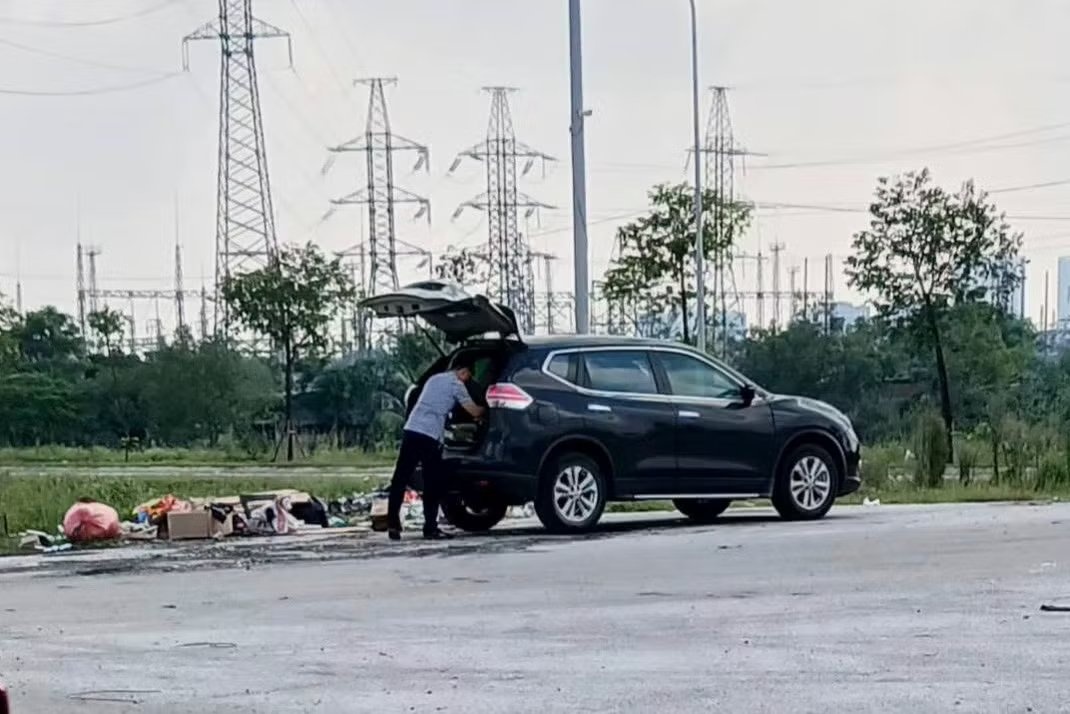 Truy tìm người đàn ông lái ôtô đổ rác bên đường có biển cấm
