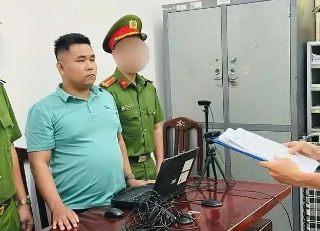 Đi xe máy ngược chiều còn bóp cổ, đánh người nhập viện sau va chạm
