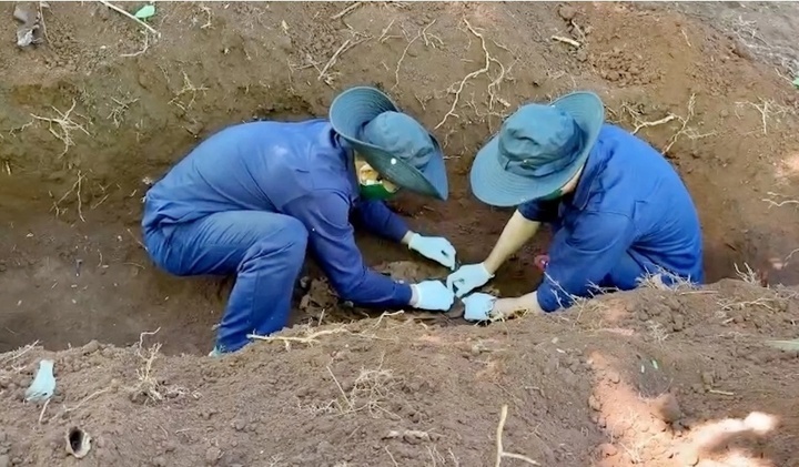 Tìm thấy hài cốt liệt sĩ tại Lào cùng nhiều di vật
