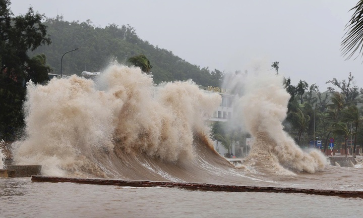 Siêu bão Champi mạnh cấp 16, cảnh báo sóng lớn trên Biển Đông