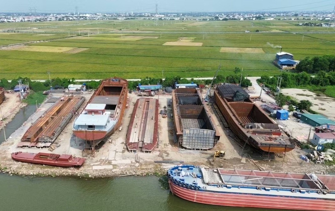 Bí thư Ninh Bình khảo sát các xưởng đóng tàu trong hành lang đê điều