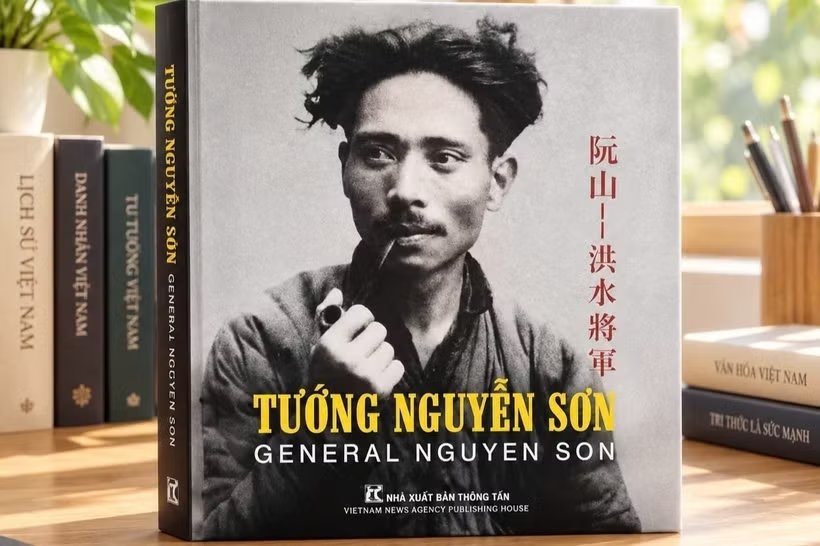 Sách ảnh ba ngôn ngữ về Lưỡng quốc tướng quân Nguyễn Sơn