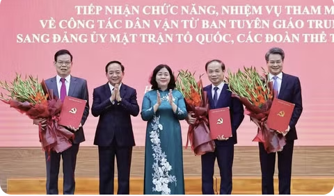 Công bố quyết định của Bộ Chính trị về tổ chức bộ máy