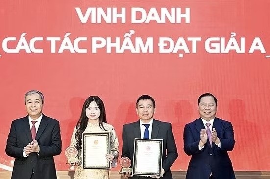Trao giải Cuộc thi chính luận về bảo vệ nền tảng tư tưởng của Đảng