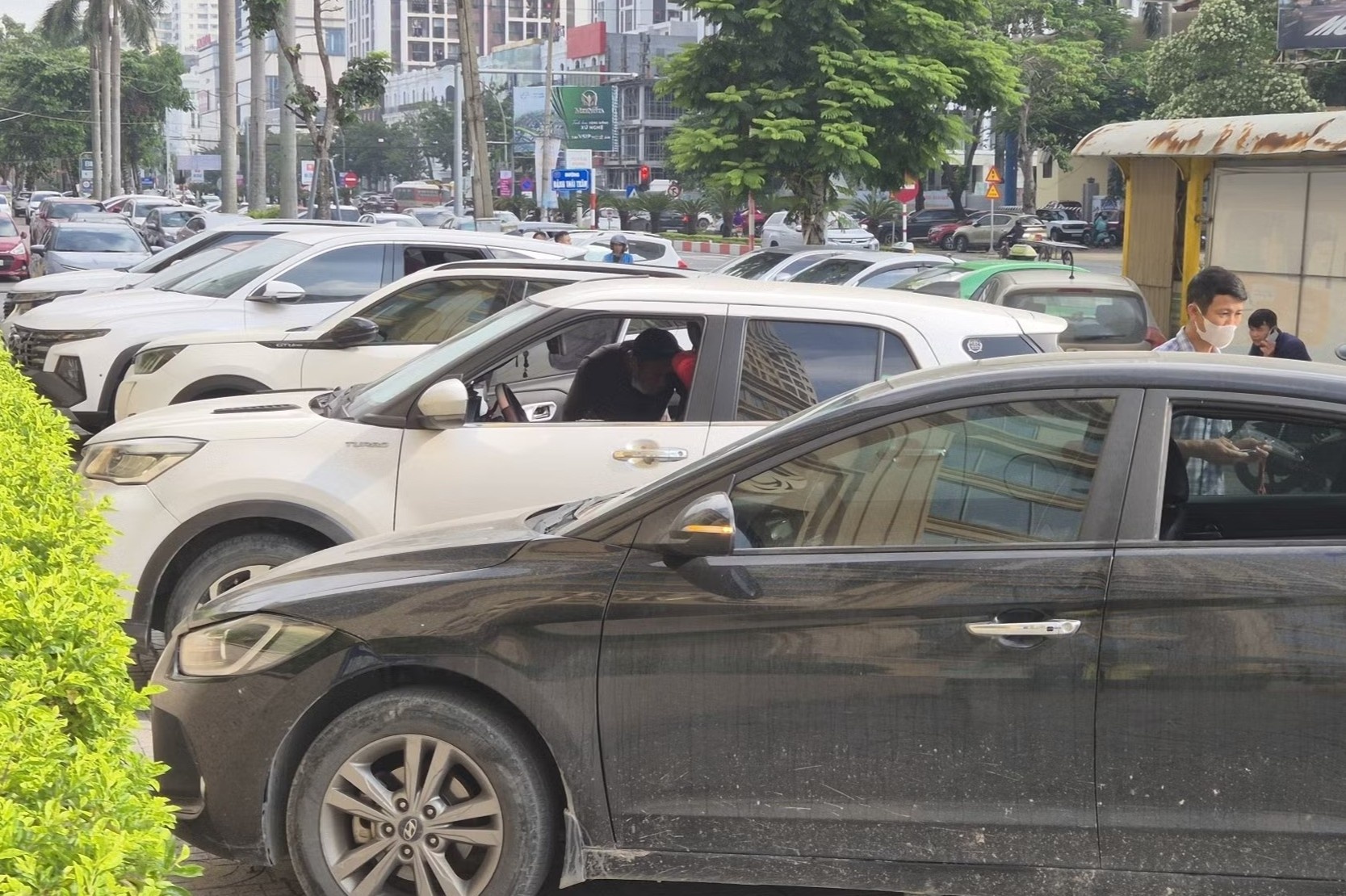 Thêm nhiều ôtô bị đập vỡ kính ở Nghệ An
