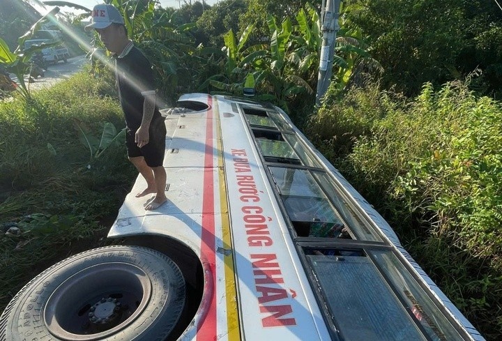 Xe chở công nhân lật sau khi cán tử vong người đi xe máy