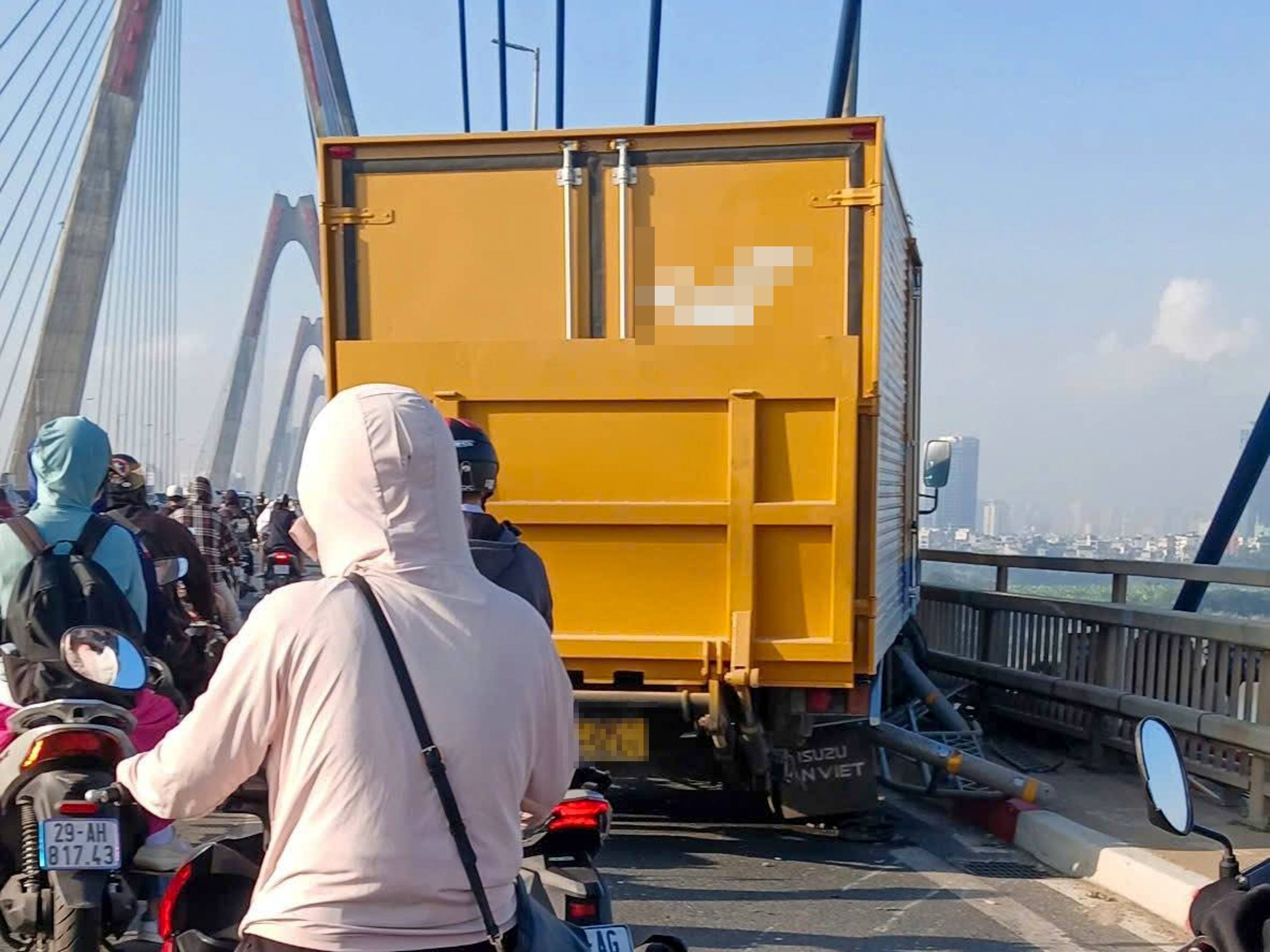 Ôtô lao qua dải phân cách trên cầu Nhật Tân