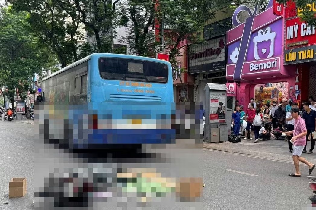 Hà Nội: Tai nạn trên đường Xuân Thủy, một cô gái tử vong tại chỗ