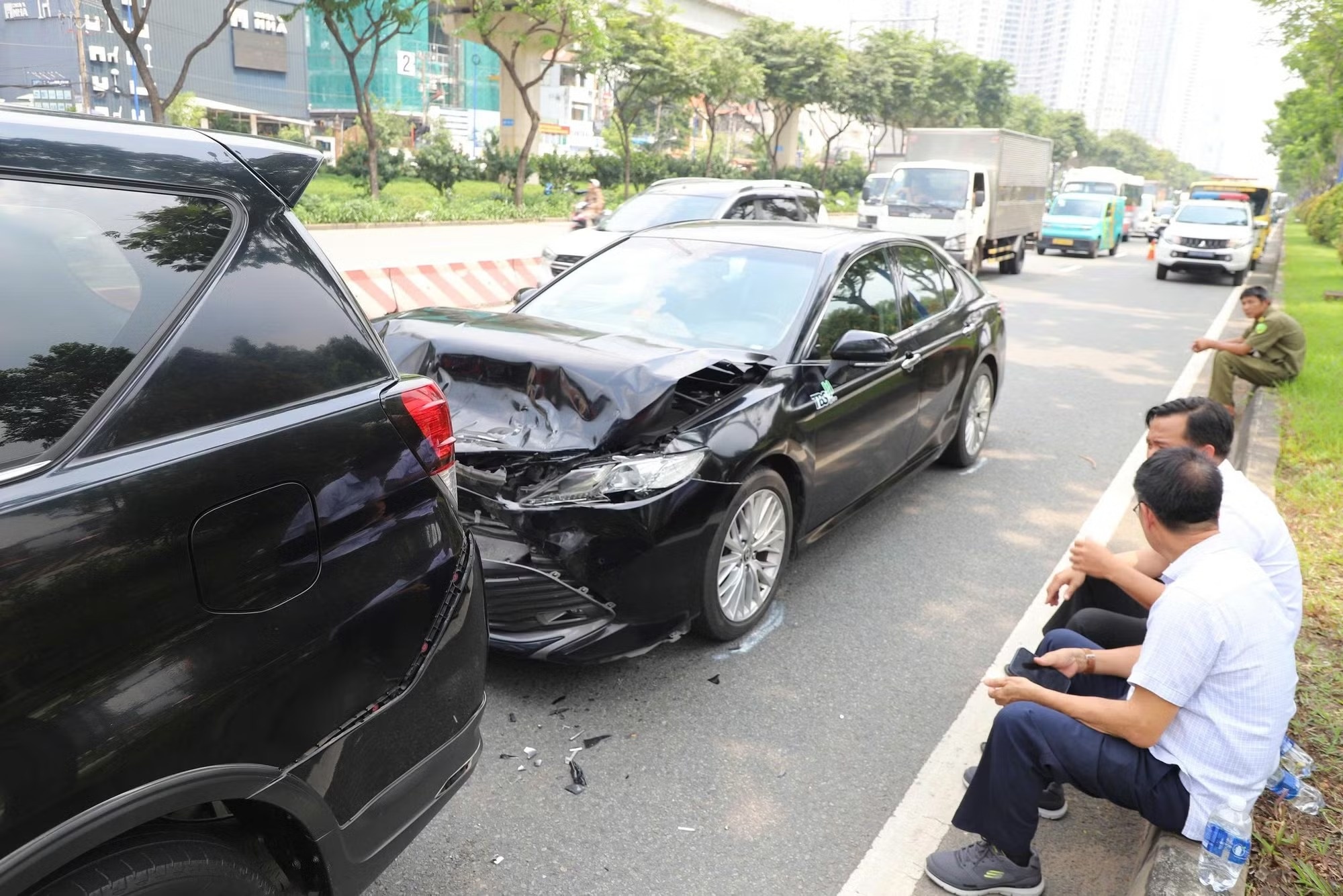 4 ôtô va chạm liên hoàn gần cầu Sài Gòn, ùn ứ gần 2 km