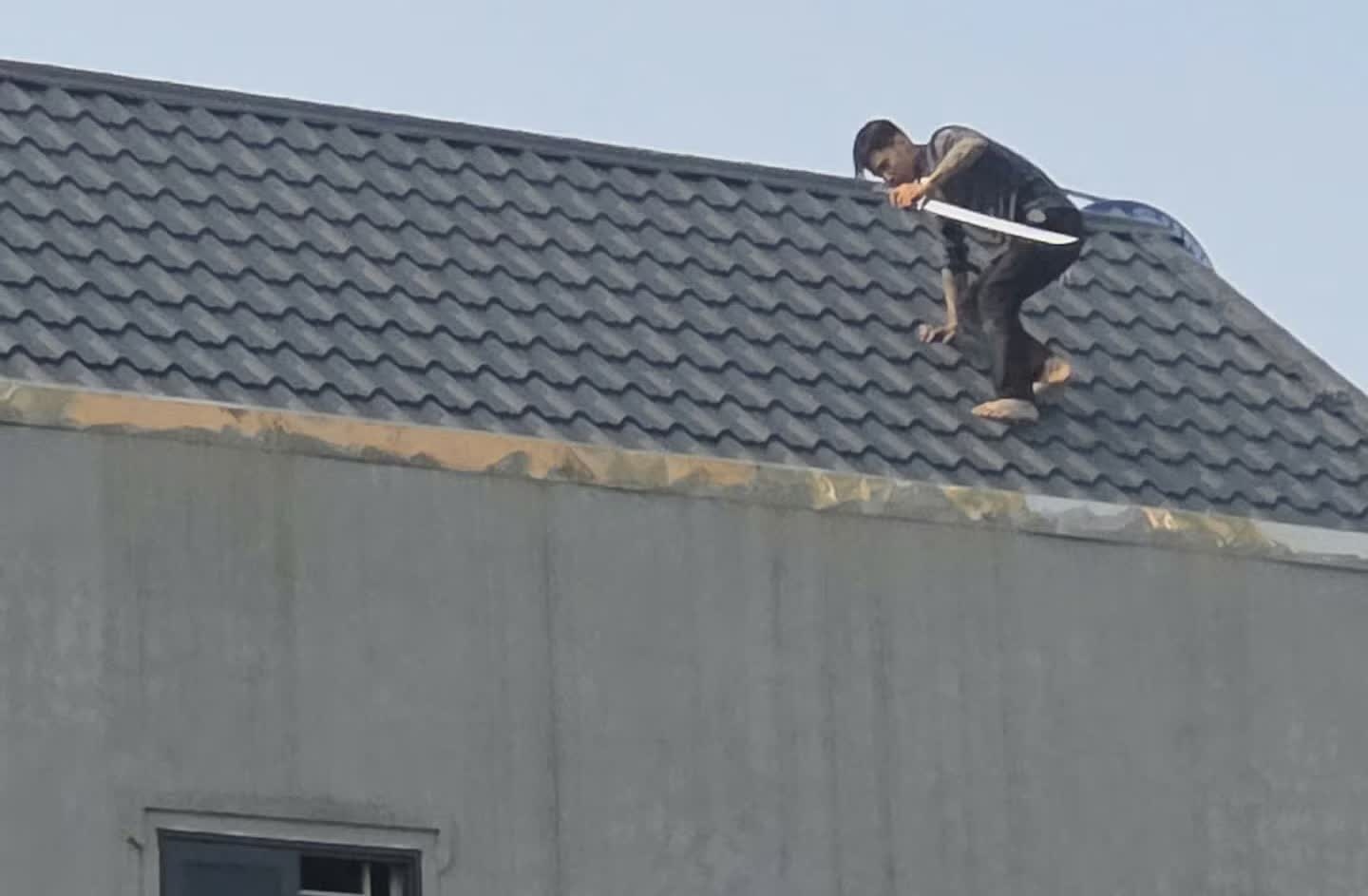 2 đối tượng,  cầm kiếm cố thủ,  tr&ecirc;n m&aacute;i nh&agrave;,  Thanh H&oacute;a ảnh 2