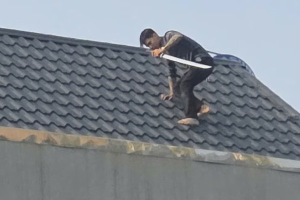 Đã bắt được 2 đối tượng cầm kiếm cố thủ trên mái nhà ở Thanh Hóa