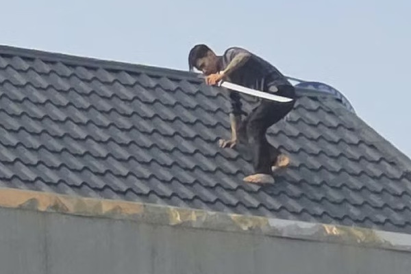 Vụ 2 đối tượng cầm kiếm cố thủ trên mái nhà: Chủ nhà sống ở nước ngoài