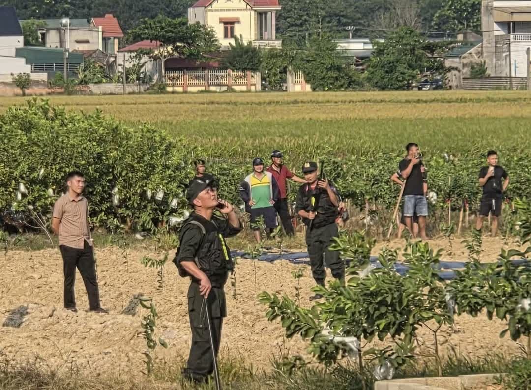 cầm hung kh&iacute;,  cố thủ,  tr&ecirc;n m&aacute;i nh&agrave; ảnh 2