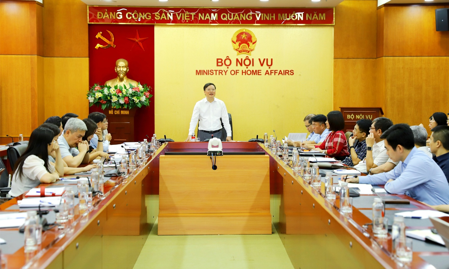 Ưu tiên điều chuyển cán bộ trước khi đề xuất điều chỉnh biên chế