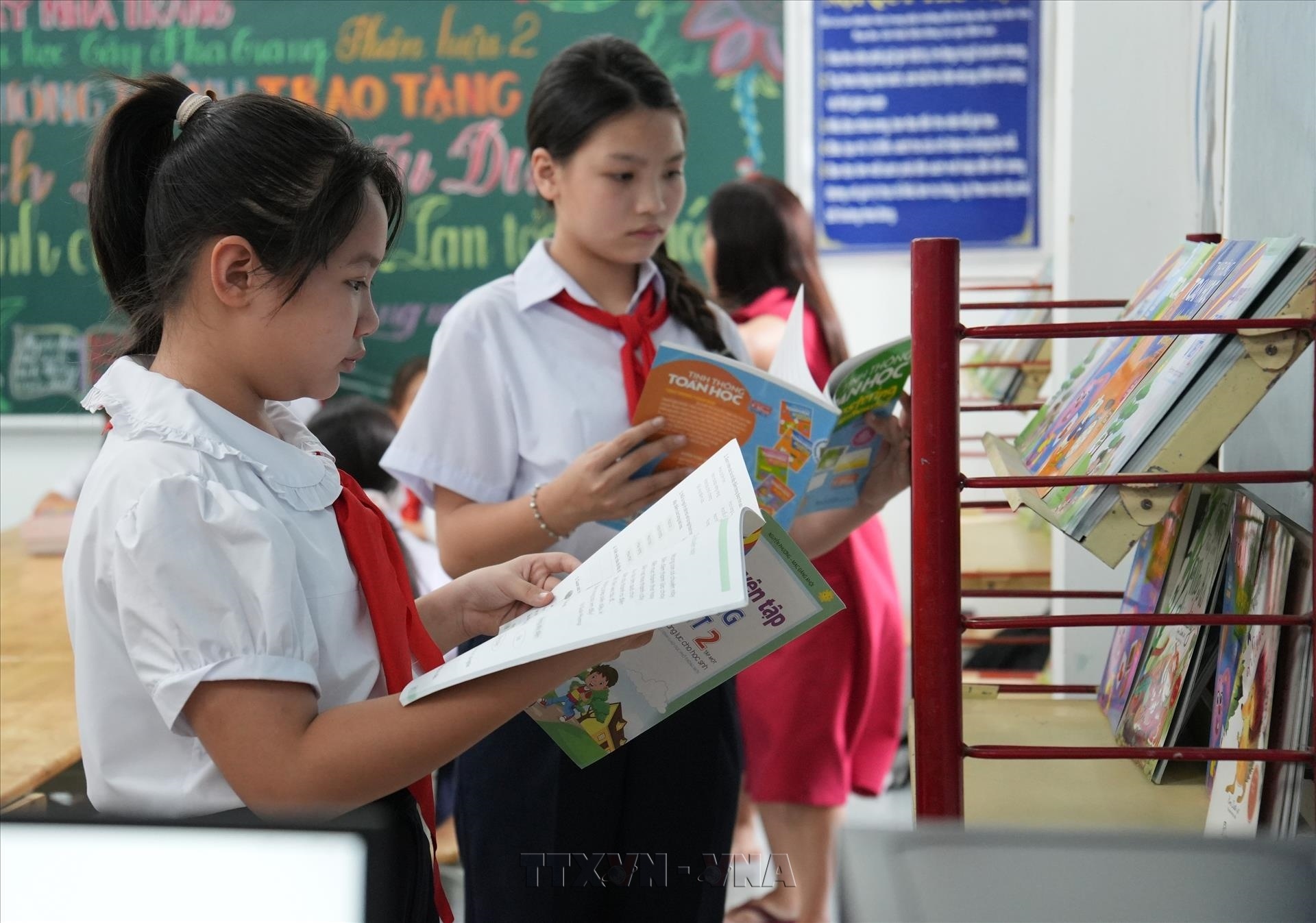 Đọc s&aacute;ch ảnh 1