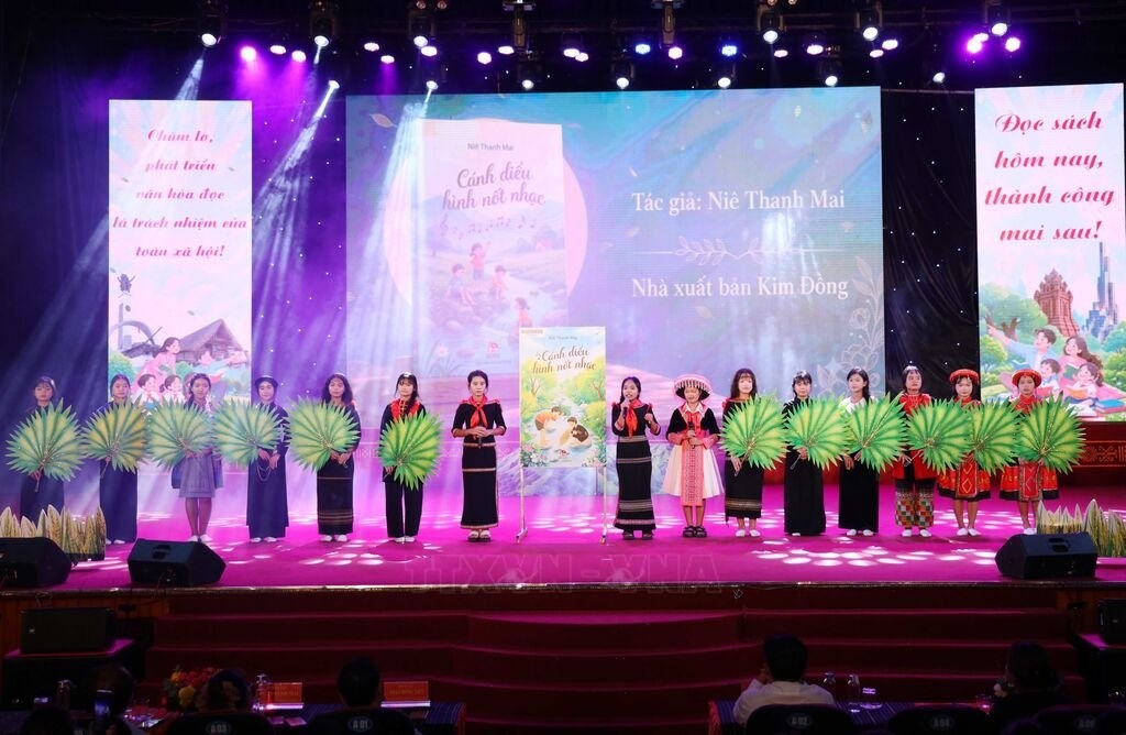 đọc s&aacute;ch ảnh 1