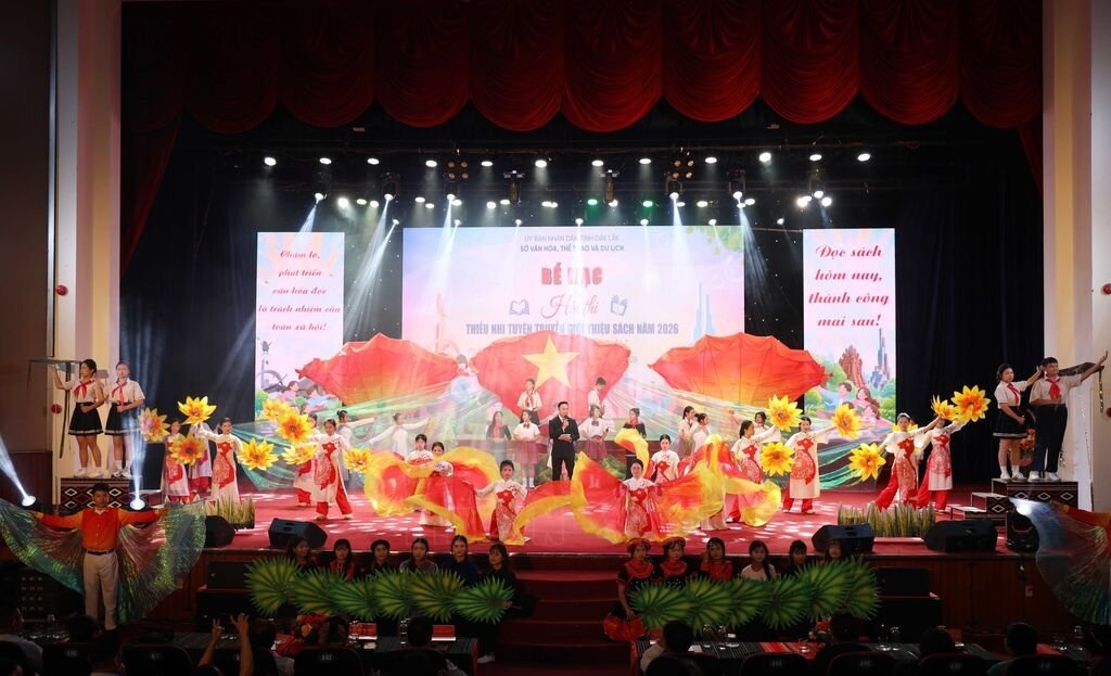 đọc s&aacute;ch ảnh 4