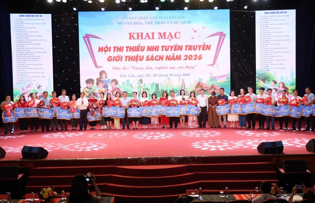 đọc s&aacute;ch ảnh 5