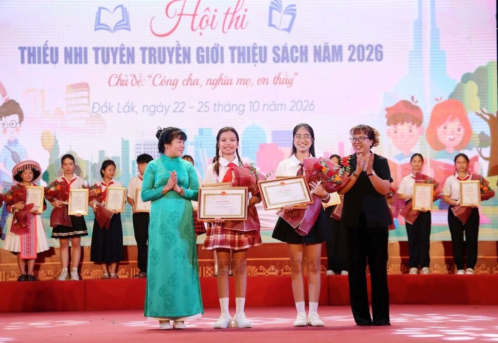 đọc s&aacute;ch ảnh 3