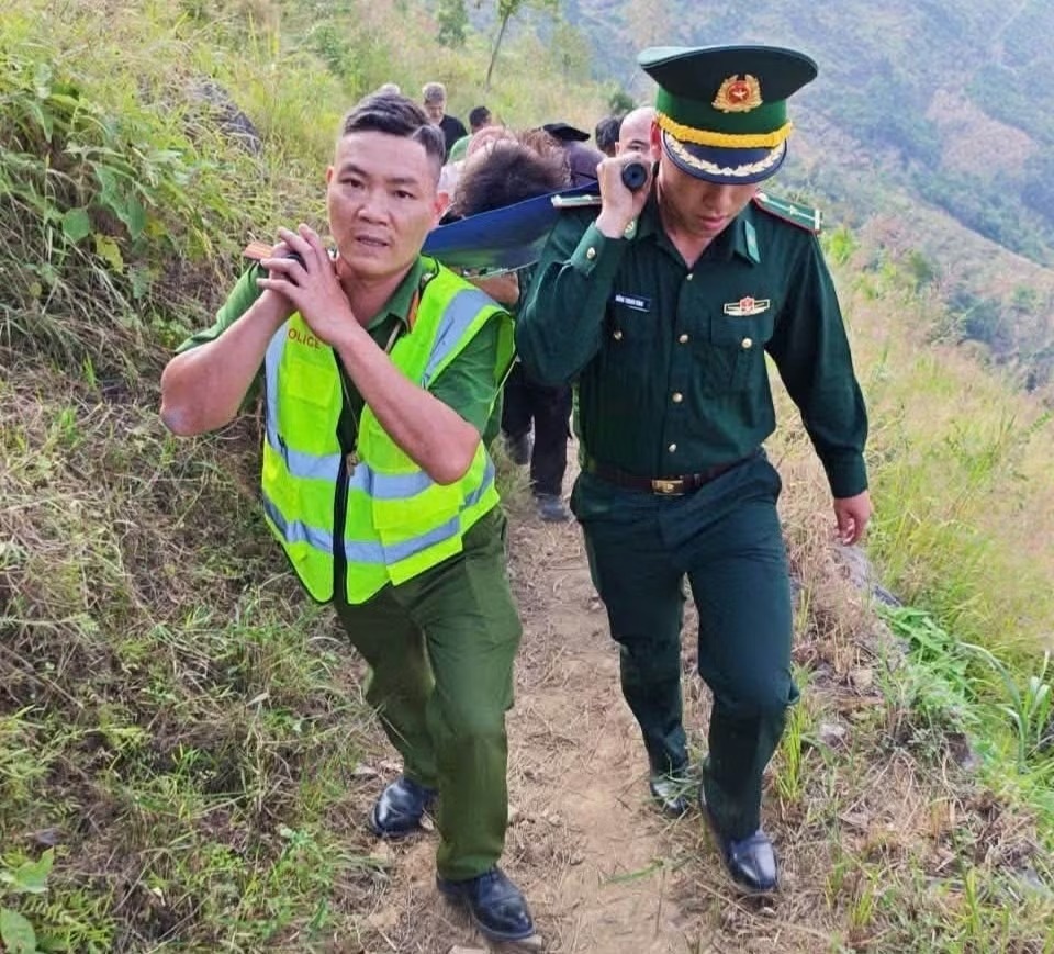 rơi xuống vực ảnh 1
