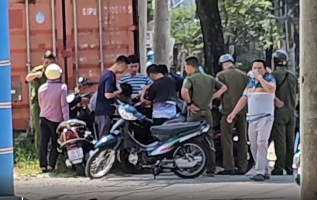 Truy tìm người mặc áo xe ôm công nghệ đuổi đánh người đi đường TP.HCM
