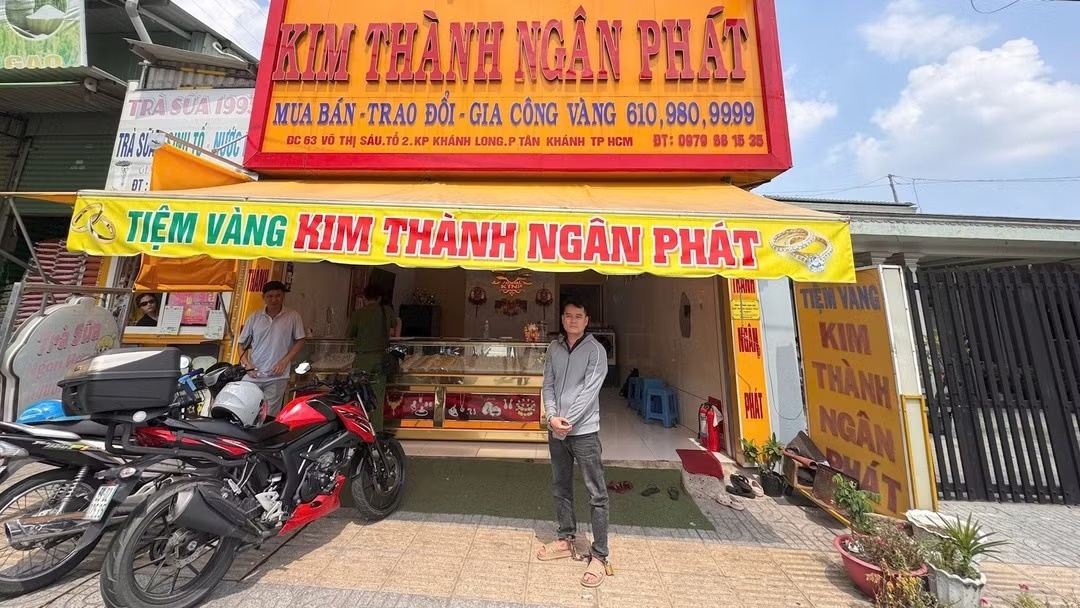 Nữ chủ tiệm vàng chống trả kẻ cướp đang tấn công bằng dao